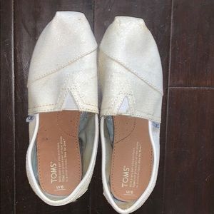 Sparkly white women toms’!
